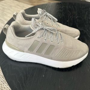 Adidas Swift Run 22 in Sesame